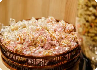 写真：浅草桜橋の朝食の雷おこし