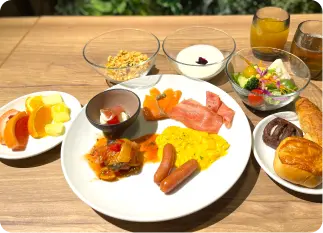 写真：新宿歌舞伎町の朝食