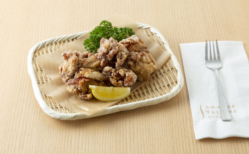 Fried Chicken Basket, Topped with Chopped Scallions and Sweet Vinegar and Soy Sauce: 1,000 yen1,000 yen (tax included)